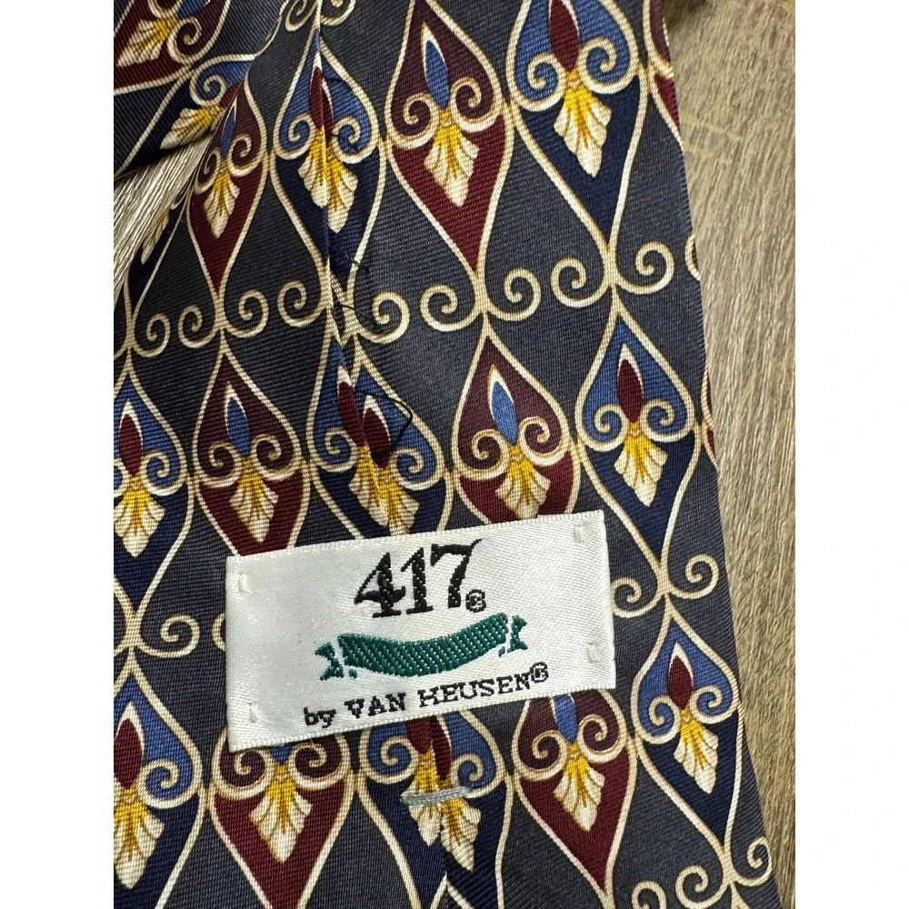 Van Heusen 417 Mens‎ Silk Necktie Navy Blue Burgundy Geometric Teardrop Pattern